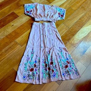 Free People Set size 2 nude with embroidered flowers 🌺